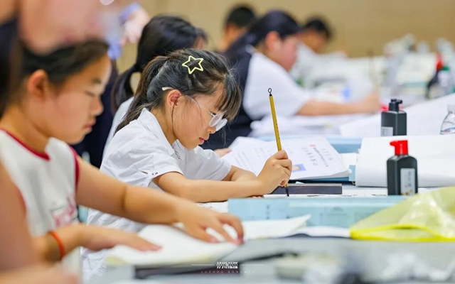 830名青少年齐聚酒城大“笔”拼!第五届青少年书画传习大会书画传习大赛总决赛在泸州开赛(图3) 2.jpg
