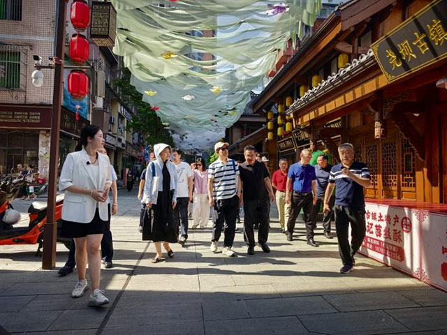 “笔墨绘酒城·文脉赞泸州”书画采风活动顺利举行(图1) 1.jpg