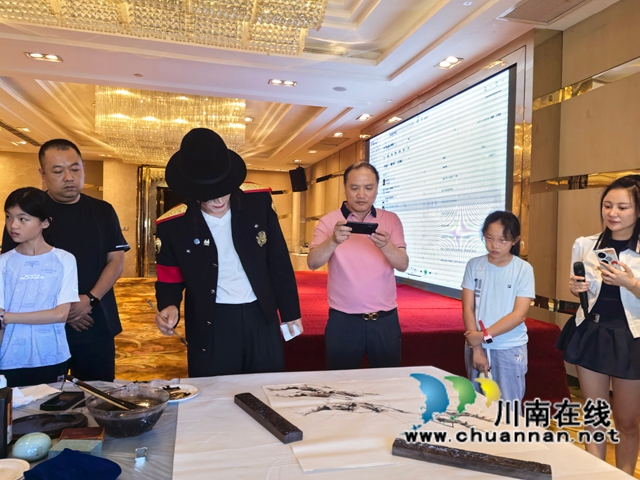 文化架桥助出海 艺韵交融谋新途|国际文化使者王杰克逊在泸州巨洋酒店开展企业公益见面会(图3) 现场画虾.jpg