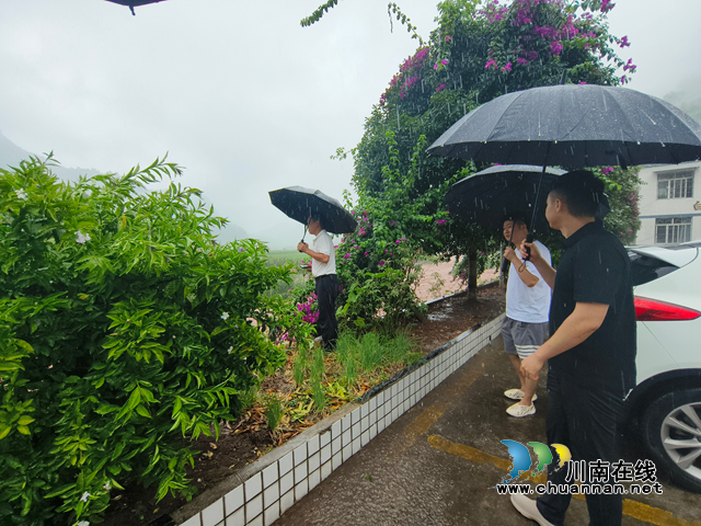 叙永县水务局:奔赴城乡防汛一线,稳步推进全域水情巡查与避险保障工作(图1) 巡河1.png