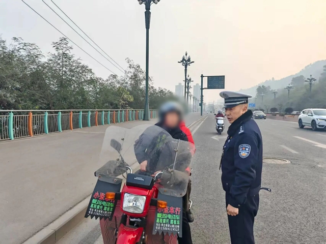 痛别!宜宾54岁交警田浩因公牺牲(图5) 5.jpg