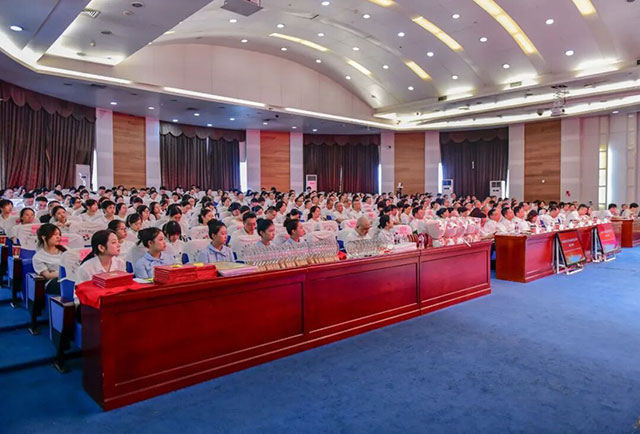 薪火传七十六载 医路向创新未来——西南医大附院“建院日·创新日”暨医师节庆祝大会圆满召开(图2) 2.jpg