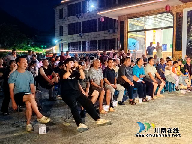 青灯崇壮士 山野聚同心——评合江先滩镇显龙村乾坤山庄八一军民联欢晚会(图2) 2.jpg