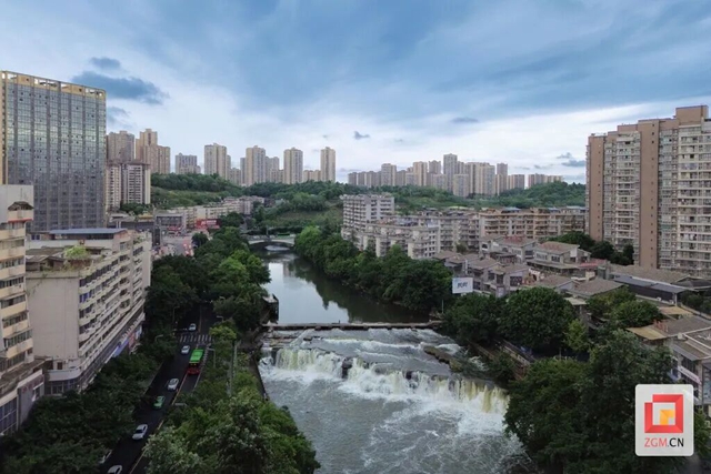 自贡再现“城中飞瀑”!(图1) 瀑布1.jpg