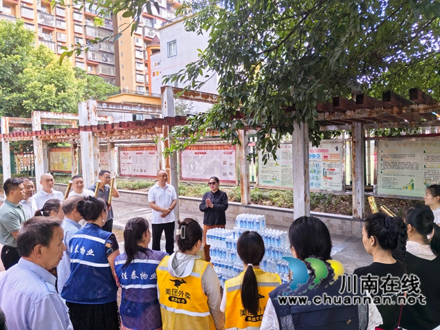 商社同心送清凉 公益暖城促和谐|泸县龙城商会携手小蜗牛水业为玉蟾街道社区送清凉(图1) 送清凉活动讲话(曾佐然摄).jpg