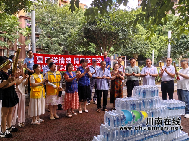 商社同心送清凉 公益暖城促和谐|泸县龙城商会携手小蜗牛水业为玉蟾街道社区送清凉(图2) 送清凉(曾佐然摄).jpg