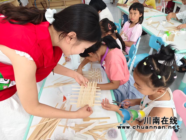 贵州三穗县彩虹社区儿童之家开展非遗竹编文化体验活动(图3) 非遗竹编7.jpg