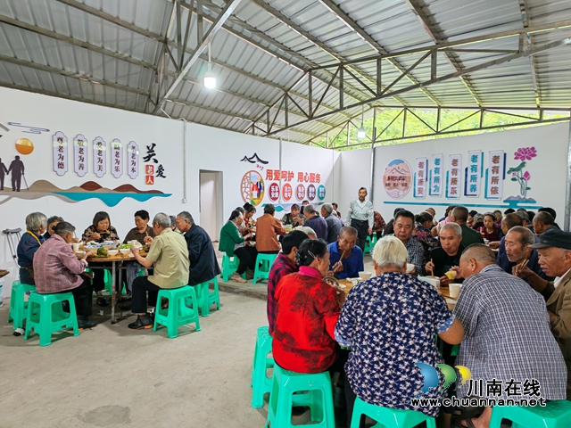 70岁以上老人一日三餐免费吃上热乎饭|泸州首个乡村食堂变身“共同家园”(图1) 乡村食堂成了棋盘村老人的“共同家园”.jpg