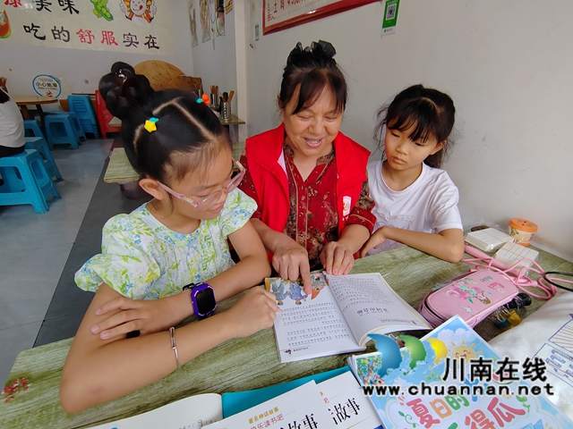 五老”情系学子 关爱沁润童心|泸县玄滩镇关工委开展暑期助学走访暨结对关爱行动(图3) 关爱2.jpg