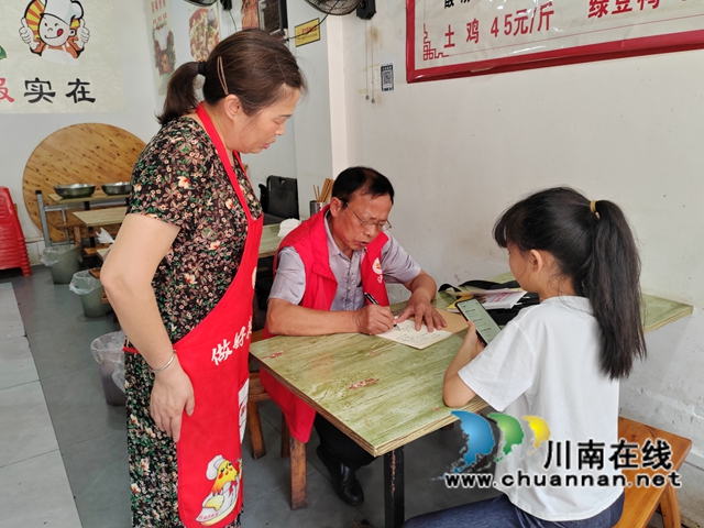 五老”情系学子 关爱沁润童心|泸县玄滩镇关工委开展暑期助学走访暨结对关爱行动(图2) 关爱1.jpg
