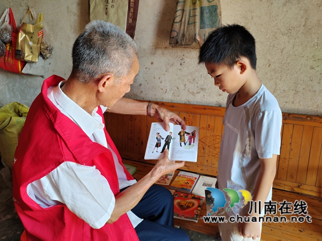 五老”情系学子 关爱沁润童心|泸县玄滩镇关工委开展暑期助学走访暨结对关爱行动(图4) 关爱3.jpg