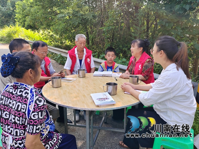 五老”情系学子 关爱沁润童心|泸县玄滩镇关工委开展暑期助学走访暨结对关爱行动(图5) 关爱4.jpg
