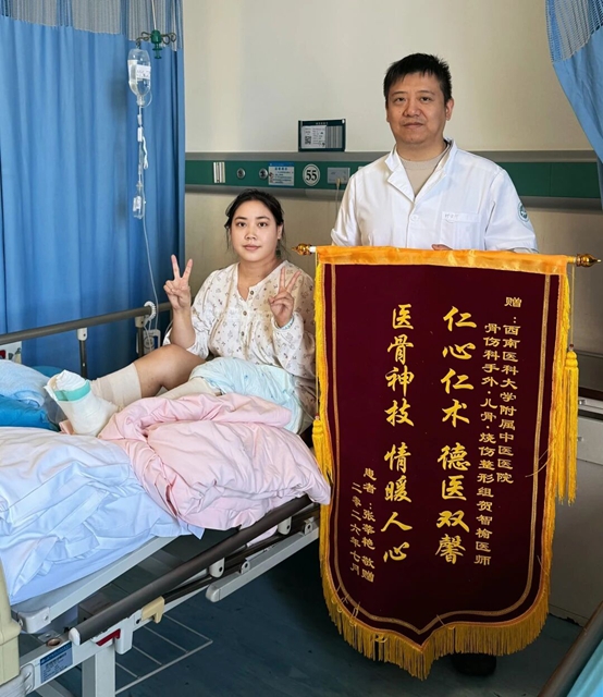 “痛到没有知觉了...” 26岁女生骑电瓶车遭遇轿车“开门杀”(图1) 杀1.jpg