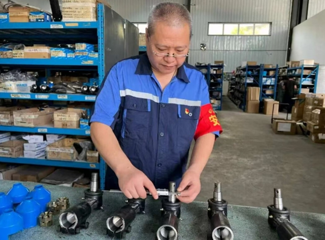党建赋能匠心维保!泸州公交“红色精细班组”擦亮为民服务底色(图2) 2.jpg