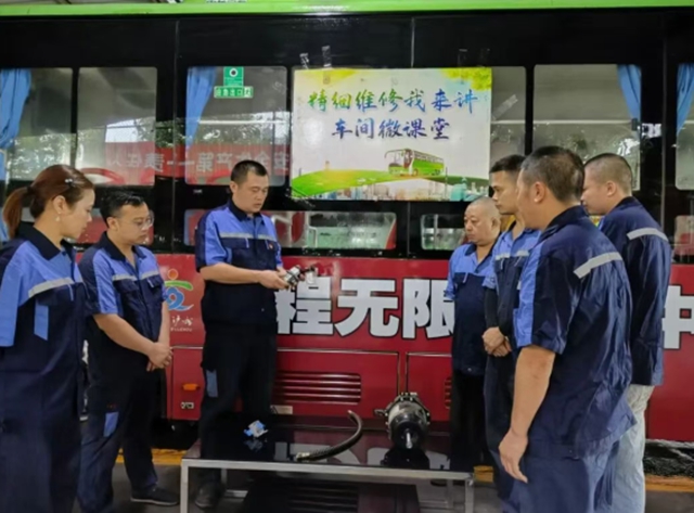 党建赋能匠心维保!泸州公交“红色精细班组”擦亮为民服务底色(图3) 3.jpg