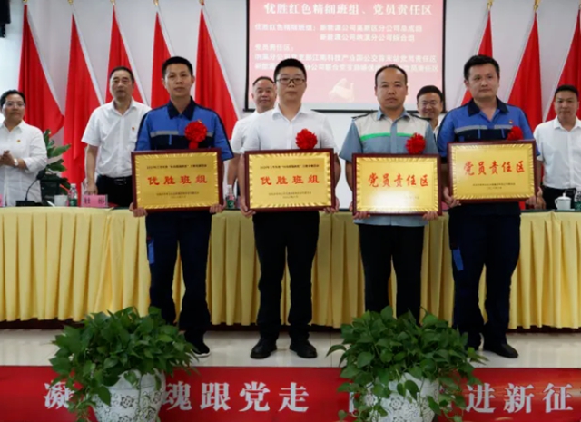 党建赋能匠心维保!泸州公交“红色精细班组”擦亮为民服务底色(图1) 1.jpg