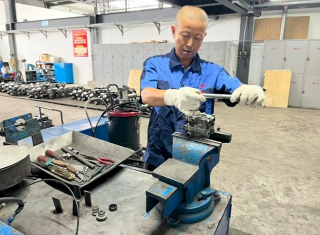 党建赋能匠心维保!泸州公交“红色精细班组”擦亮为民服务底色(图4) 4.jpg
