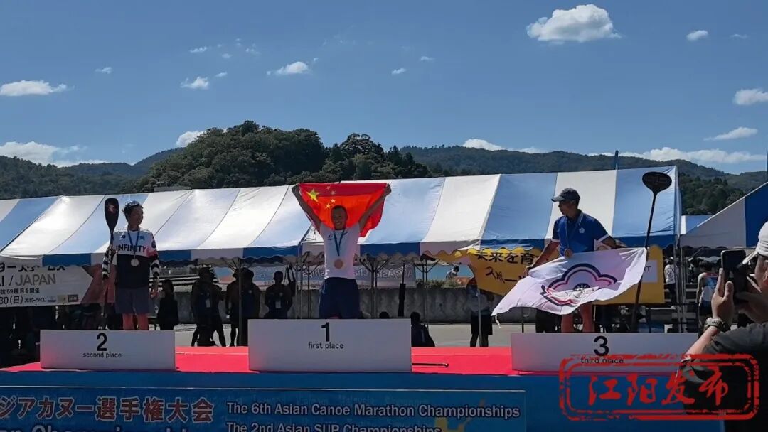 一金一银!泸州54岁“草根划手”勇闯亚锦赛(图2) 2.jpg