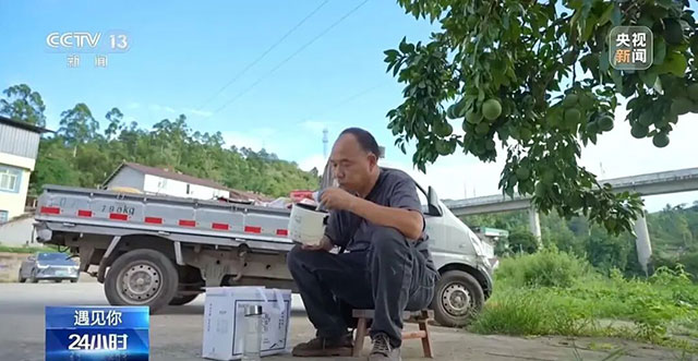央视关注!内江这位54岁收废品的货郎,用30年写出一个诗歌王国(图4) 4.jpg