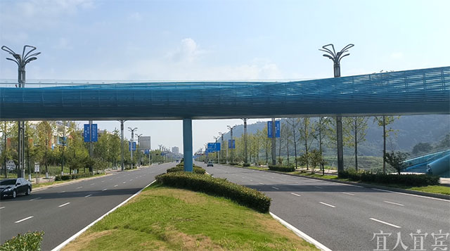 宜宾一天桥出现多处裂缝!建设单位回应:立即修复!(图2) 2.jpg