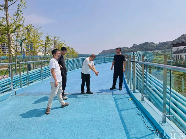 宜宾一天桥出现多处裂缝!建设单位回应:立即修复!(图7) 7.jpg
