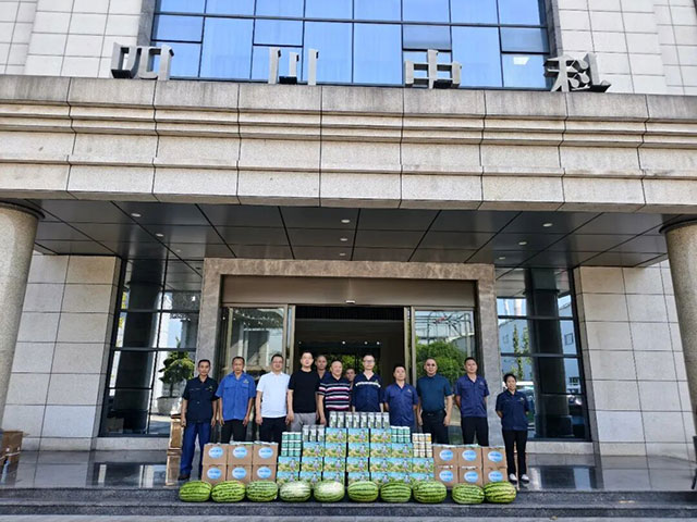 四川泸州白酒产业园区开展 “夏季送清凉,同心促发展”慰问活动(图2) 2.jpg