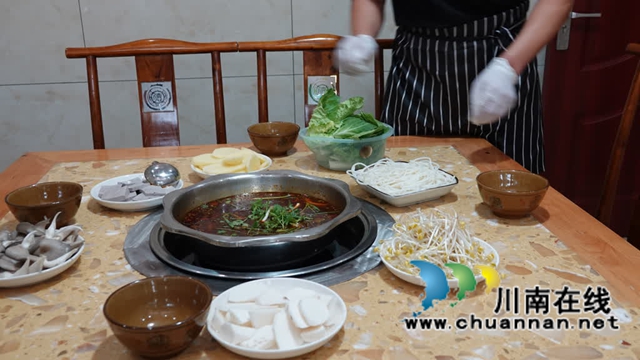 第五届石宝高山羊肉美食文化活动盛大启幕 一锅红汤羊肉,撬动一条产业链的跃迁(图2) 2.jpg