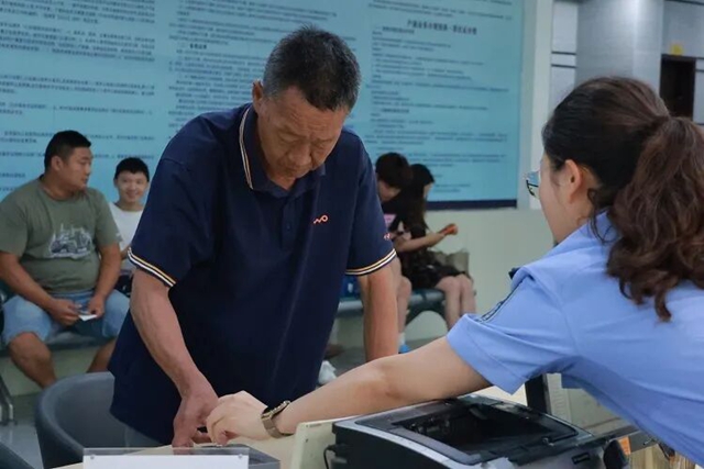 只为雇主一句嘱托,内江大哥独自在深山看守偏僻老宅,近乎与世隔绝生活20余年,今年63岁的他终于回家了(图3) 大3.jpg