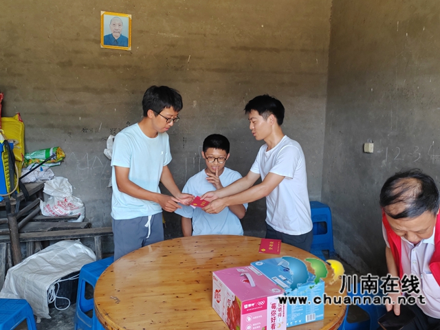 送上资助金1.jpg