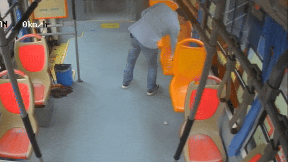 拾金不昧暖人心丨泸州:十米车厢传递文明公交正能量(图1) 车1.gif