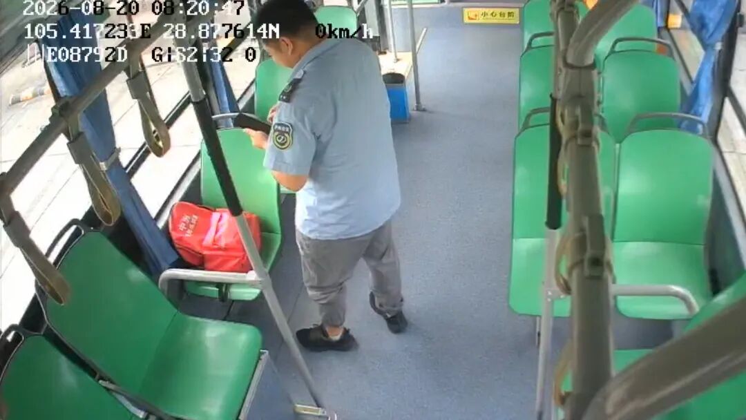 拾金不昧暖人心丨泸州:十米车厢传递文明公交正能量(图2) 车2.jpg