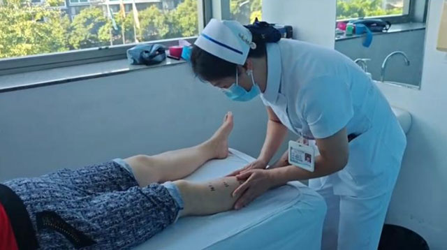 女子下田被毒蛇咬伤,腿肿了一圈(图2) 2.jpg