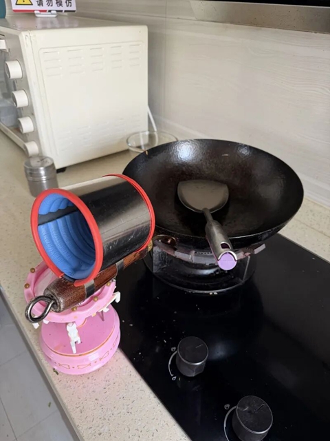 没有双手也能颠锅!泸州励志美食博主圈粉近10万(图2) 人2.jpg