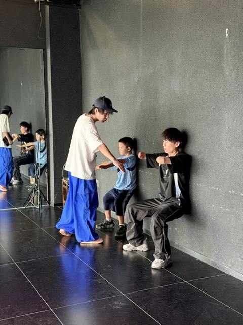 没有双手也能颠锅!泸州励志美食博主圈粉近10万(图4) 人4.jpg