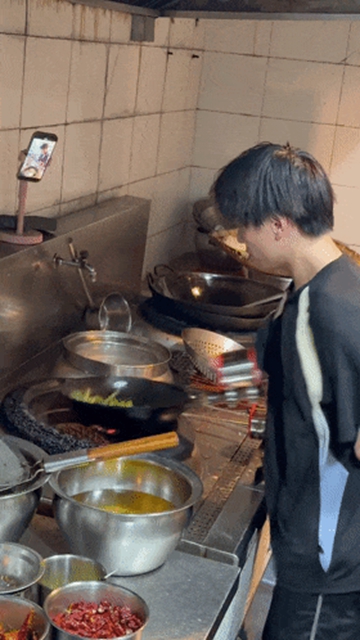 没有双手也能颠锅!泸州励志美食博主圈粉近10万(图1) 人1.jpg