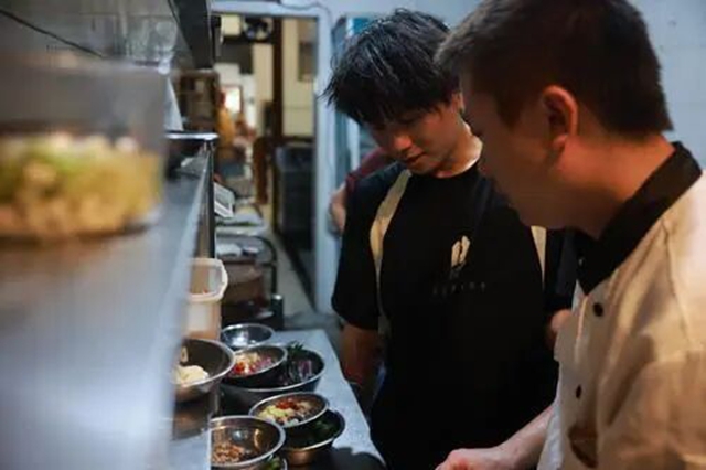 没有双手也能颠锅!泸州励志美食博主圈粉近10万(图5) 人5.jpg