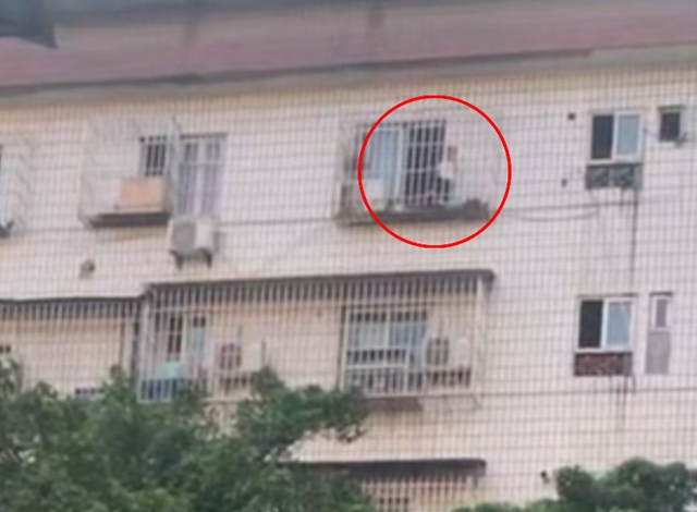 险!泸州一孩子站在顶楼窗户……(图1) 跳1.jpg