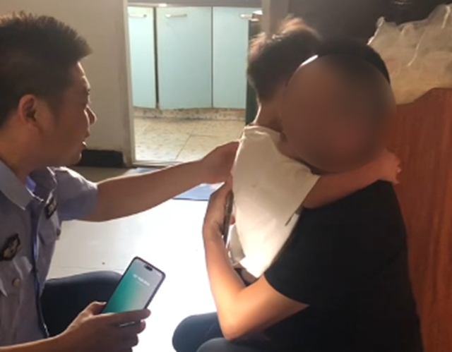 险!泸州一孩子站在顶楼窗户……(图4) 跳4.jpg