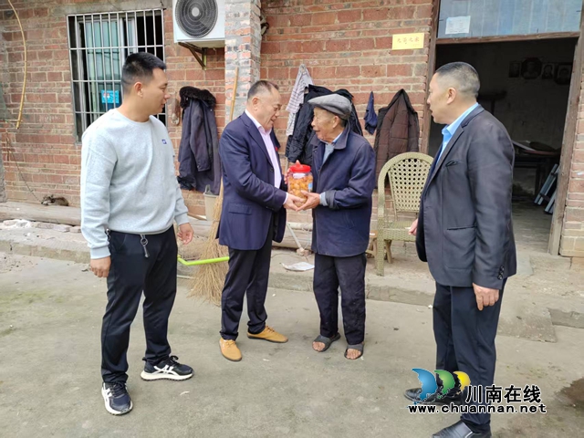 科茂公司走访慰问受资助家庭.jpg