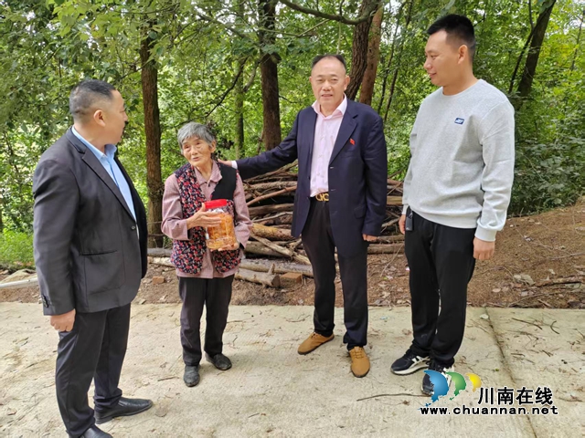 科茂公司走访慰问受资助家庭1.jpg