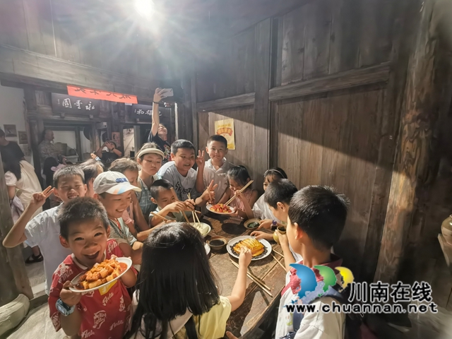 一滴酱油 百年春秋|龙马潭区鱼塘街道云华山社区开展非遗酱油研学活动(图2) 897dd0e1cceaf964cb5c8fa10e22f0a4.jpg