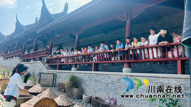 一滴酱油 百年春秋|龙马潭区鱼塘街道云华山社区开展非遗酱油研学活动(图1) 163b9125cbcd5406f5894a9f5ed8b24f.jpg