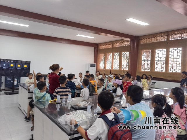 一滴酱油 百年春秋|龙马潭区鱼塘街道云华山社区开展非遗酱油研学活动(图3) 69fd5a436e26799a55c8f4f115b38274.jpg