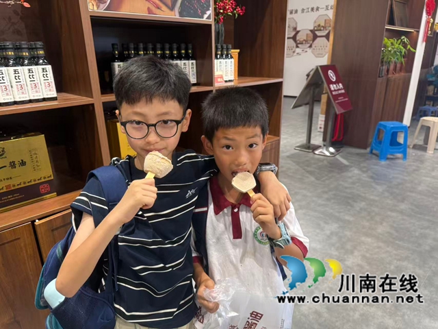 一滴酱油 百年春秋|龙马潭区鱼塘街道云华山社区开展非遗酱油研学活动(图4) fe441ce50d0a06b1e978dda6a186cd68.jpg