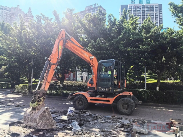 泸州白塔广场改造进入拆除清理阶段(图1) 拆1.jpg