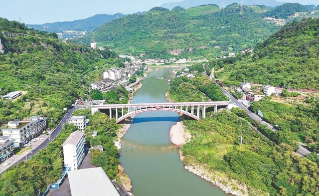 爆火电影原景地:打折!1200000人涌入......(图4) 胡4.jpg