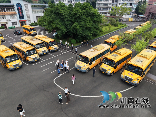 龙马潭:校车“体检”迎开学 全力护航学生上学路(图1) 2b0a2a96bdd7eb1a7991fc4fffa5f01a.jpg