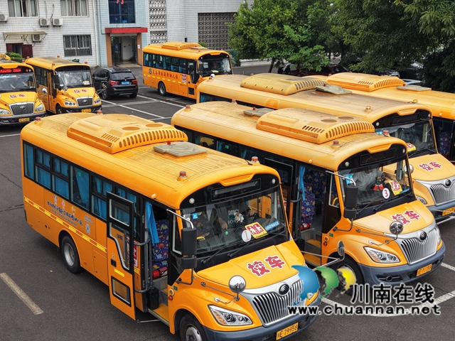 龙马潭:校车“体检”迎开学 全力护航学生上学路(图2) 67a5380691906892e39ce0bc9ba3c400.jpg