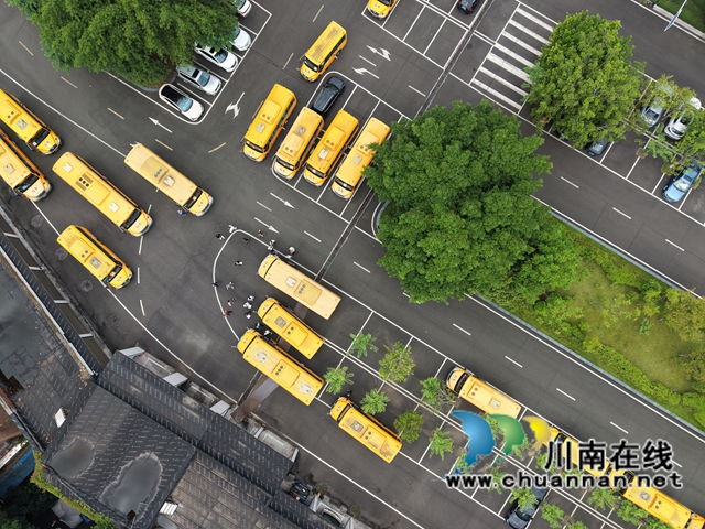 龙马潭:校车“体检”迎开学 全力护航学生上学路(图3) f87903815cfeaf83d6336dbf887d766e.jpg