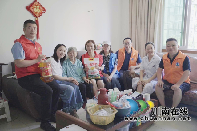 龙祥社区入户慰问老党员杨淑群.JPG